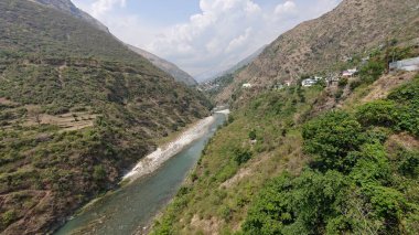 Himalaya dağlarının güzel manzarası, vadideki nehir ve kasaba