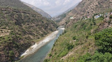 Himalaya dağlarının güzel manzarası, vadideki nehir ve kasaba