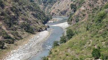 Himalaya dağlarındaki güzel dere manzarası 