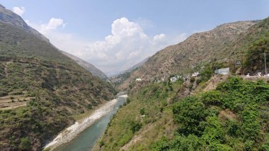 Himalaya dağlarının güzel manzarası, vadideki nehir ve köy