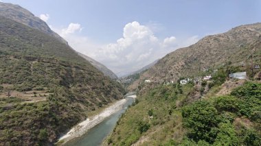 Himalaya dağlarının güzel manzarası, vadideki nehir ve kasaba