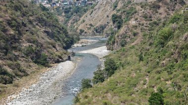 Himalaya dağlarının güzel manzarası, vadideki nehir ve kasaba