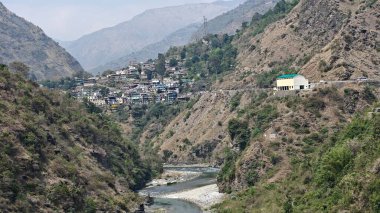 Himalaya dağlarının güzel manzarası, vadideki nehir ve kasaba