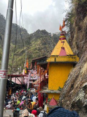 Yamunotri Tapınağı / Uttarakhand Eyaleti, Hindistan 4 Mayıs 2025. Tapınak, Hindistan 'ın Uttarakhand kentindeki Garhwal Himalayaları' nın batı bölgesinde yer almaktadır. Tapınak tanrıça Yamuna 'ya adanmıştır. 