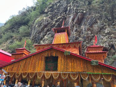 Yamunotri Tapınağı / Uttarakhand Eyaleti, Hindistan 4 Mayıs 2025. Tapınak, Hindistan 'ın Uttarakhand kentindeki Garhwal Himalayaları' nın batı bölgesinde yer almaktadır. Tapınak tanrıça Yamuna 'ya adanmıştır. 