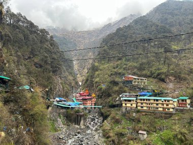 Dükkanları olan sisli dağların güzel manzarası, Kedarnath Tapınağı Yolu 'ndaki Shiva fanatikleri için oteller.