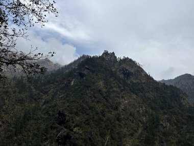 Himalaya dağlarının sisli güzel manzarası
