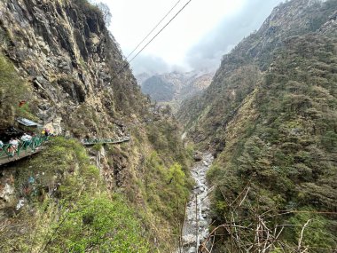 Dükkanları olan sisli dağların güzel manzarası, Kedarnath Tapınağı Yolu 'ndaki Shiva fanatikleri için oteller.