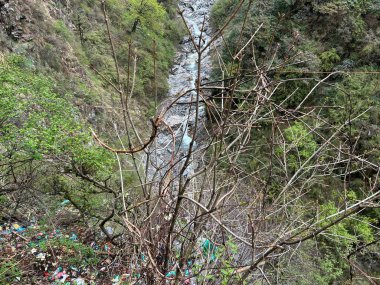 Dağlardaki kayalardan akan şelalenin manzarası