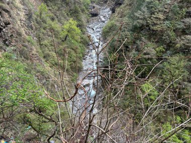 Dağlardaki kayalardan akan şelalenin manzarası
