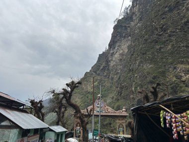 Dükkanları olan sisli dağların güzel manzarası, Kedarnath Tapınağı Yolu 'ndaki Shiva fanatikleri için oteller.
