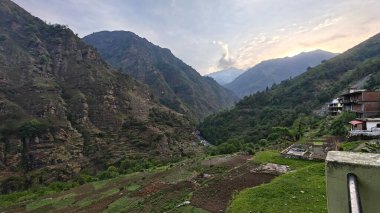 Yeşil dağ vadisindeki güzel köy manzarası 