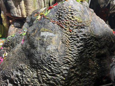 Shiv Gufa Dwar, Lord Shiva 'ya adanmış bir mağara tapınağı, Dharasu - Barkot - Yamunotri Yolu, Chhamroli, Uttarakhand, Hindistan. 