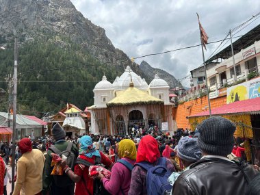 Gangotri Tapınağı, Himalayalar 'daki en kutsal Hindu hac yerlerinden biridir. Gangotri 'den Gomukh' a giden patika dağ zirvesi arasında uzanıyor.