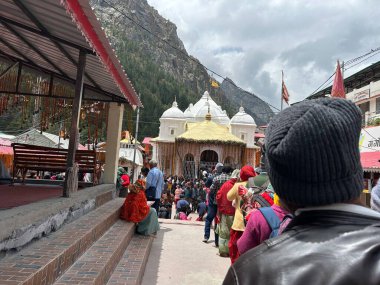 Gangotri Tapınağı, Himalayalar 'daki en kutsal Hindu hac yerlerinden biridir. Gangotri 'den Gomukh' a giden patika dağ zirvesi arasında uzanıyor.