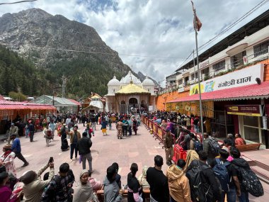 Gangotri Tapınağı, Himalayalar 'daki en kutsal Hindu hac yerlerinden biridir. Gangotri 'den Gomukh' a giden patika dağ zirvesi arasında uzanıyor.