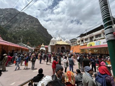 Gangotri Tapınağı, Himalayalar 'daki en kutsal Hindu hac yerlerinden biridir. Gangotri 'den Gomukh' a giden patika dağ zirvesi arasında uzanıyor.