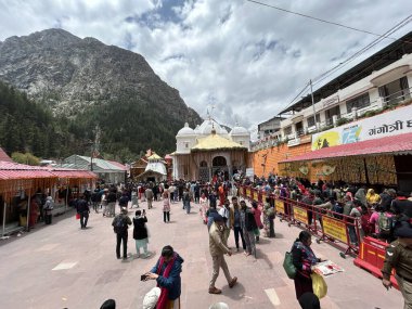 Gangotri Tapınağı, Himalayalar 'daki en kutsal Hindu hac yerlerinden biridir. Gangotri 'den Gomukh' a giden patika dağ zirvesi arasında uzanıyor.