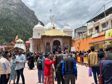 Gangotri Tapınağı, Himalayalar 'daki en kutsal Hindu hac yerlerinden biridir. Gangotri 'den Gomukh' a giden patika dağ zirvesi arasında uzanıyor.