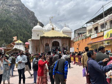 Gangotri Tapınağı, Himalayalar 'daki en kutsal Hindu hac yerlerinden biridir. Gangotri 'den Gomukh' a giden patika dağ zirvesi arasında uzanıyor.