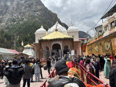 Gangotri Tapınağı, Himalayalar 'daki en kutsal Hindu hac yerlerinden biridir. Gangotri 'den Gomukh' a giden patika dağ zirvesi arasında uzanıyor.