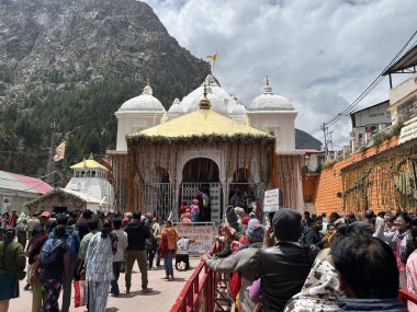 Gangotri Tapınağı, Himalayalar 'daki en kutsal Hindu hac yerlerinden biridir. Gangotri 'den Gomukh' a giden patika dağ zirvesi arasında uzanıyor.