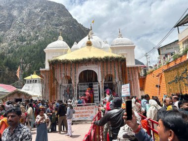 Gangotri Tapınağı, Himalayalar 'daki en kutsal Hindu hac yerlerinden biridir. Gangotri 'den Gomukh' a giden patika dağ zirvesi arasında uzanıyor.