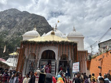 Gangotri Tapınağı, Himalayalar 'daki en kutsal Hindu hac yerlerinden biridir. Gangotri 'den Gomukh' a giden patika dağ zirvesi arasında uzanıyor.
