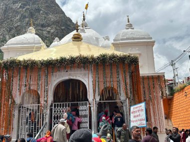 Gangotri Tapınağı, Himalayalar 'daki en kutsal Hindu hac yerlerinden biridir. Gangotri 'den Gomukh' a giden patika dağ zirvesi arasında uzanıyor.