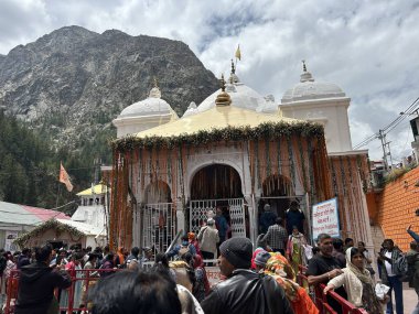 Gangotri Tapınağı, Himalayalar 'daki en kutsal Hindu hac yerlerinden biridir. Gangotri 'den Gomukh' a giden patika dağ zirvesi arasında uzanıyor.