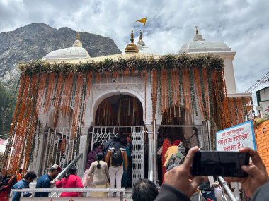 Gangotri Tapınağı, Himalayalar 'daki en kutsal Hindu hac yerlerinden biridir. Gangotri 'den Gomukh' a giden patika dağ zirvesi arasında uzanıyor.