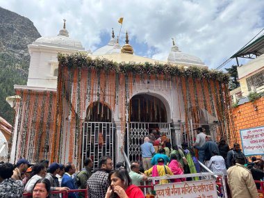 Gangotri Tapınağı, Himalayalar 'daki en kutsal Hindu hac yerlerinden biridir. Gangotri 'den Gomukh' a giden patika dağ zirvesi arasında uzanıyor.