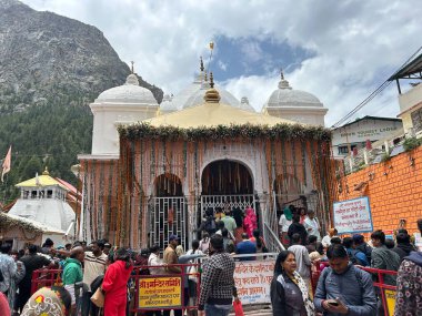 Gangotri Tapınağı, Himalayalar 'daki en kutsal Hindu hac yerlerinden biridir. Gangotri 'den Gomukh' a giden patika dağ zirvesi arasında uzanıyor.
