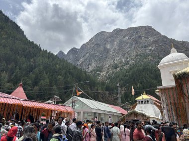Gangotri Tapınağı, Himalayalar 'daki en kutsal Hindu hac yerlerinden biridir. Gangotri 'den Gomukh' a giden patika dağ zirvesi arasında uzanıyor.