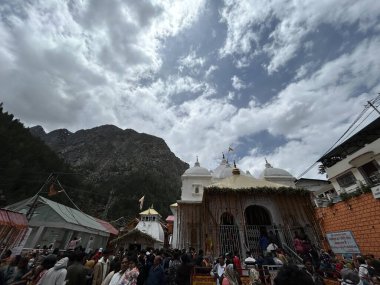 Gangotri Tapınağı yakınındaki dindarlar, Himalayalar, Gangotri, Hindistan 'daki en kutsal Hindu hac yerlerinden biri.