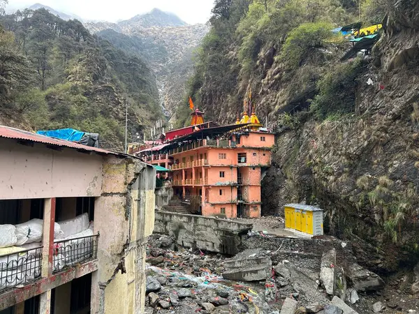 Yamunotri Tapınağı / Uttarakhand Eyaleti, Hindistan 4 Mayıs 2025. Tapınak, Hindistan 'ın Uttarakhand kentindeki Garhwal Himalayaları' nın batı bölgesinde yer almaktadır. Tapınak tanrıça Yamuna 'ya adanmıştır. 