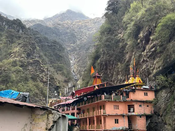 Yamunotri Tapınağı / Uttarakhand Eyaleti, Hindistan 4 Mayıs 2025. Tapınak, Hindistan 'ın Uttarakhand kentindeki Garhwal Himalayaları' nın batı bölgesinde yer almaktadır. Tapınak tanrıça Yamuna 'ya adanmıştır. 