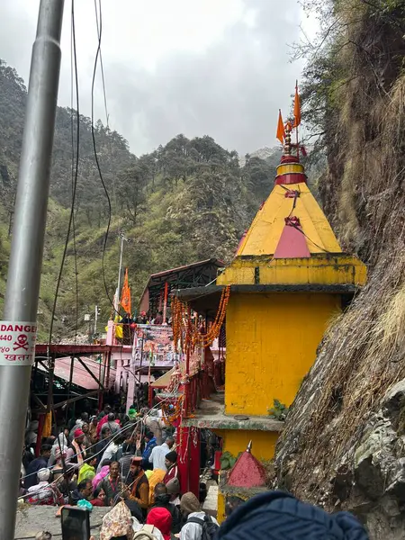 Yamunotri Tapınağı / Uttarakhand Eyaleti, Hindistan 4 Mayıs 2025. Tapınak, Hindistan 'ın Uttarakhand kentindeki Garhwal Himalayaları' nın batı bölgesinde yer almaktadır. Tapınak tanrıça Yamuna 'ya adanmıştır. 