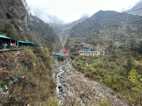 Dükkanları olan sisli dağların güzel manzarası, Kedarnath Tapınağı Yolu 'ndaki Shiva fanatikleri için oteller.