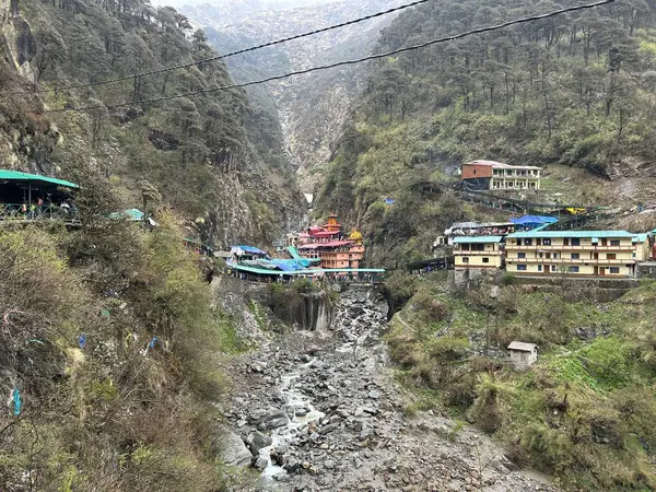 Dükkanları olan sisli dağların güzel manzarası, Kedarnath Tapınağı Yolu 'ndaki Shiva fanatikleri için oteller.