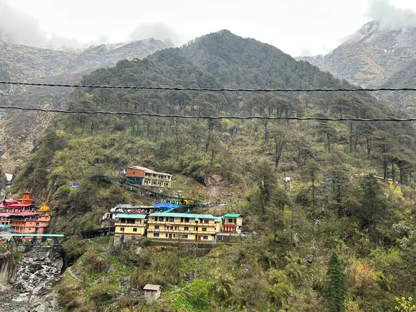 Dükkanları olan sisli dağların güzel manzarası, Kedarnath Tapınağı Yolu 'ndaki Shiva fanatikleri için oteller.