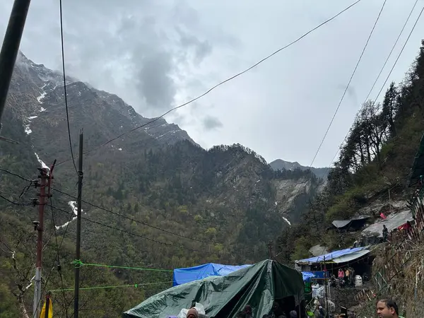 Dükkanları olan sisli dağların güzel manzarası, Kedarnath Tapınağı Yolu 'ndaki Shiva fanatikleri için oteller.
