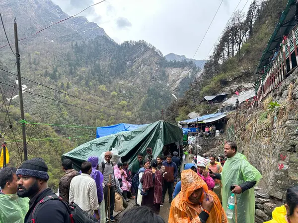 İnsanlar, Mandakini nehrinin kıyısındaki Lord Shiva 'ya adanmış 3584 metre yükseklikteki Kedarnath Tapınağı' nın ünlü hac bölgesine doğru yürüyorlar.