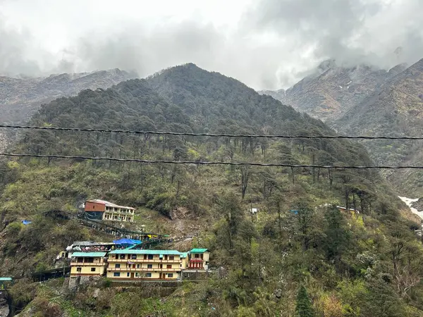 Dükkanları olan sisli dağların güzel manzarası, Kedarnath Tapınağı Yolu 'ndaki Shiva fanatikleri için oteller.