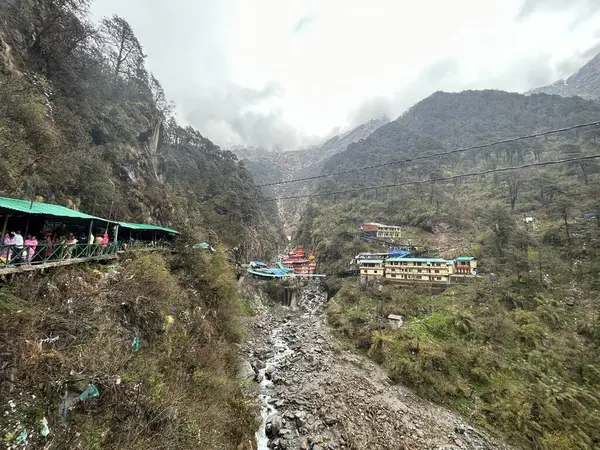 Dükkanları olan sisli dağların güzel manzarası, Kedarnath Tapınağı Yolu 'ndaki Shiva fanatikleri için oteller.