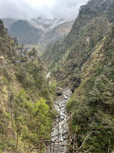 Dükkanları olan sisli dağların güzel manzarası, Kedarnath Tapınağı Yolu 'ndaki Shiva fanatikleri için oteller.
