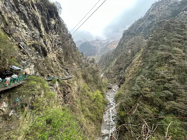Dükkanları olan sisli dağların güzel manzarası, Kedarnath Tapınağı Yolu 'ndaki Shiva fanatikleri için oteller.