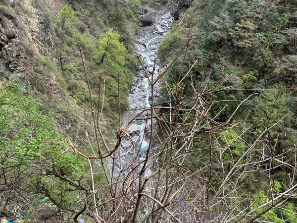 Dağlardaki kayalardan akan şelalenin manzarası