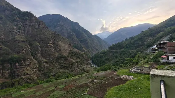 Yeşil dağ vadisindeki güzel köy manzarası 