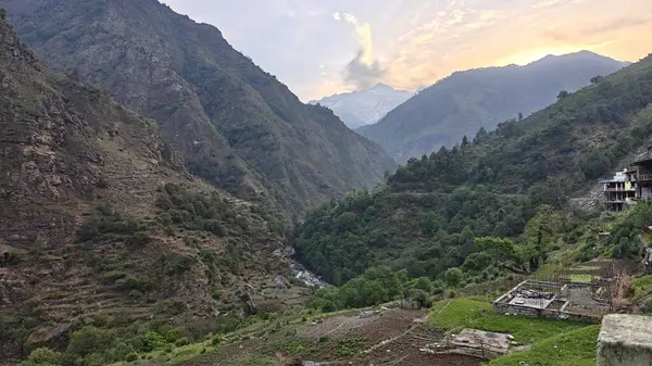 Yeşil dağ vadisindeki güzel köy manzarası 